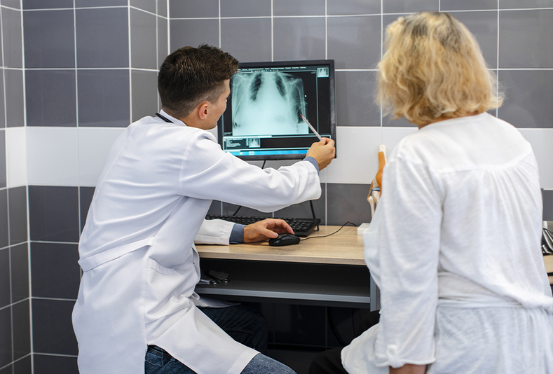 medici esaminano una radiografia