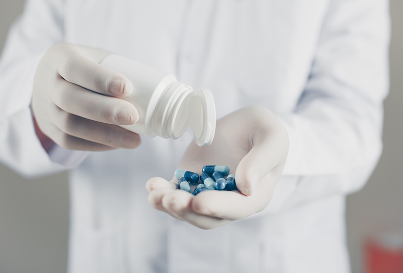 medico con antibiotici in mano