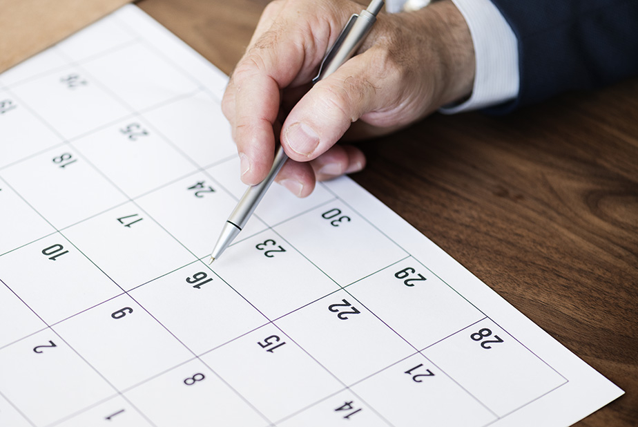 mano di un uomo che scrive su un calendario