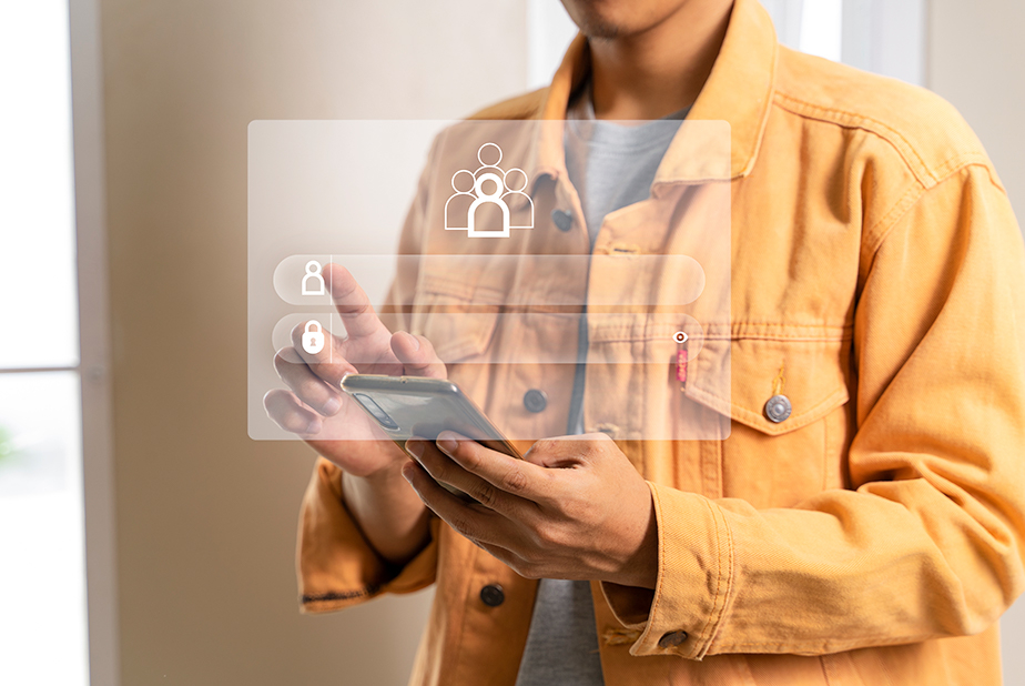 uomo con smartphone in mano e form dati