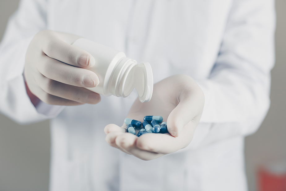 medico con antibiotici in mano