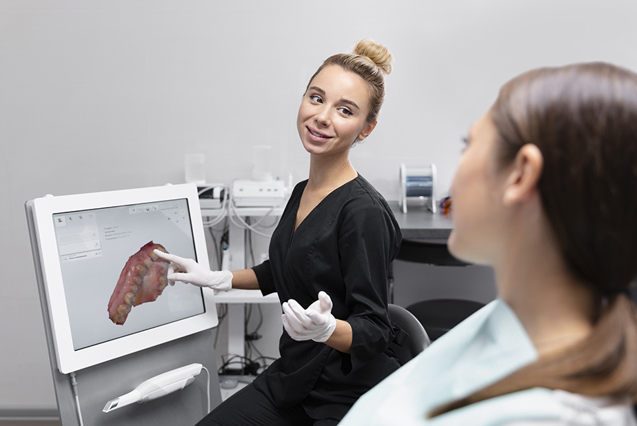 dentista illustra scansione intraorale a paziente 