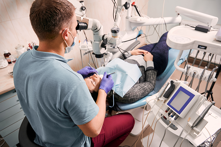 Dentista esegue trattamento