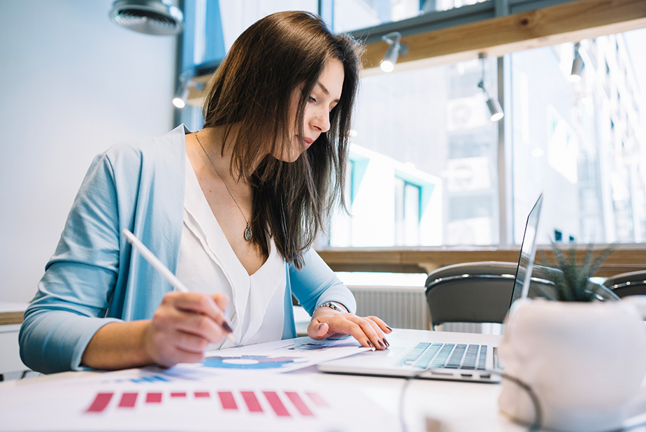 Donna al computer con grafici e indici